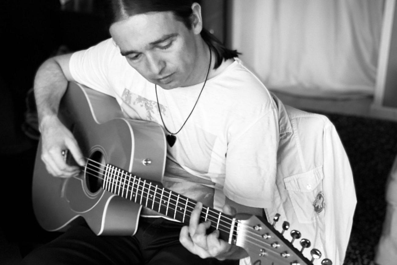 Gitarrenlehrer Felix Fischer mit Gitarre