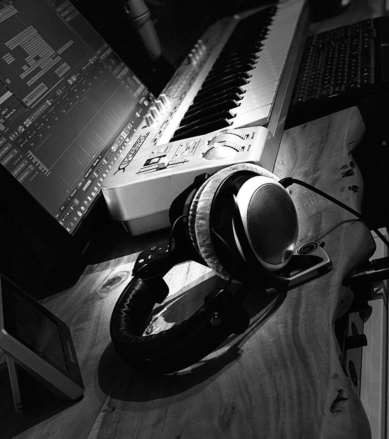 Studioumgebung mit Kopfhörer und Keyboard